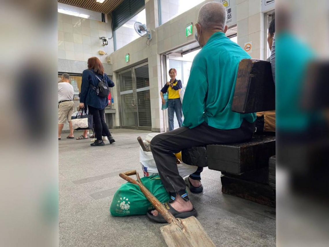 影／鏟子超人一車車奔花蓮，90歲阿公背影像巨人15萬人感動、老外也來挖泥巴！台鐵加開光復班次曝光